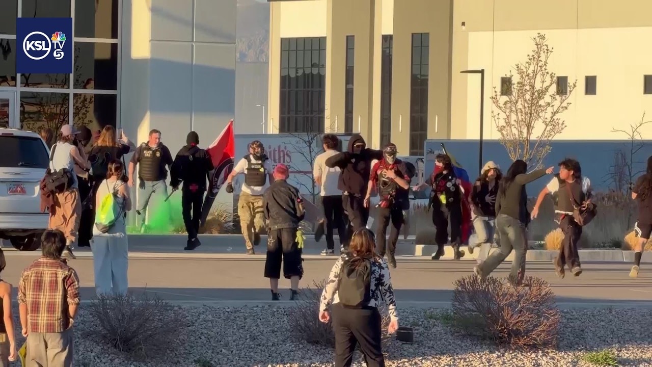 Сотни людей протестуют против покупки Министерством внутренней безопасности склада в Солт-Лейк-Сити.
