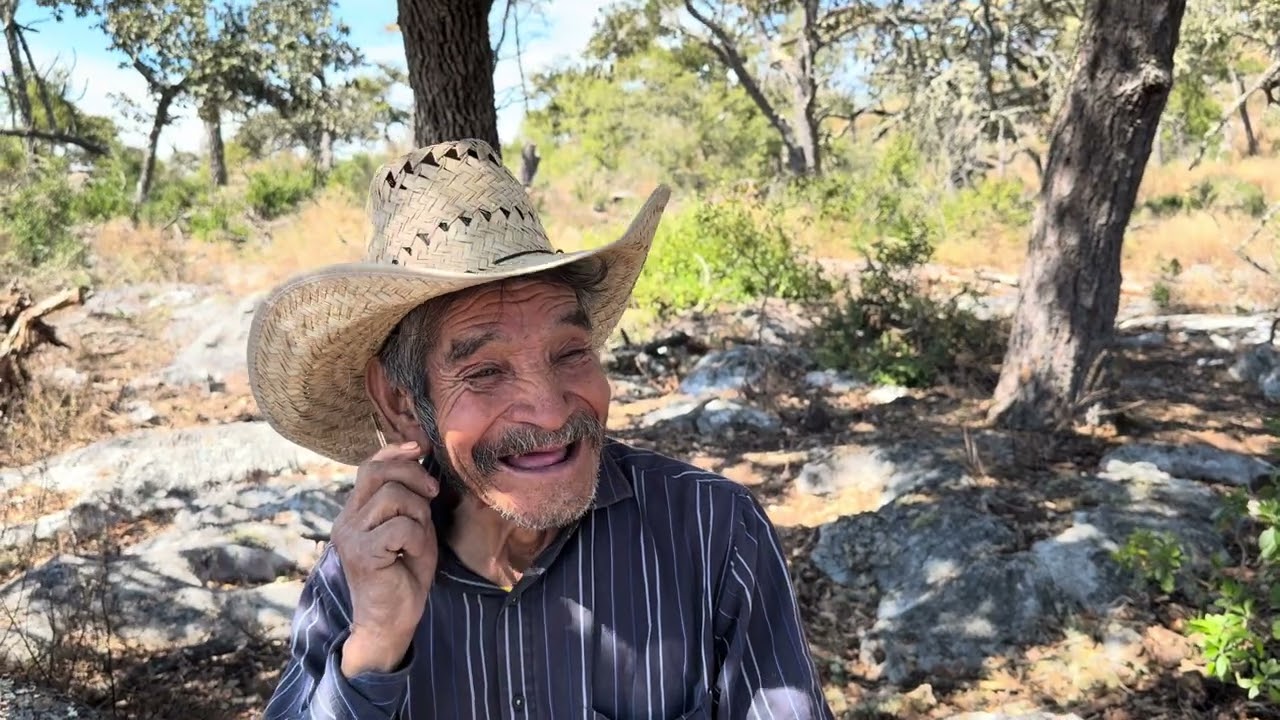 Chencho sabe hacer las casa de junco y son frescas ! 