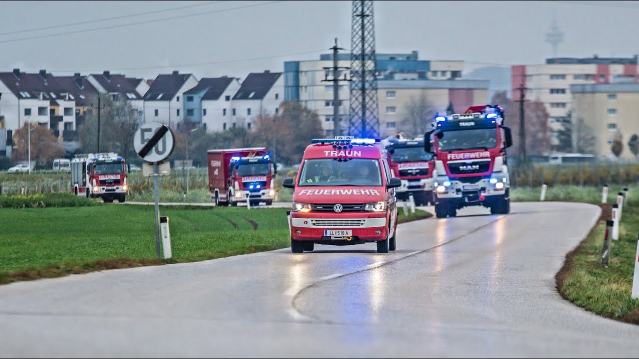 Erweiterter Technischer Zug der FF Traun (KDO, SRF, RLFA, LAST, LFA) auf Einsatzfahrt