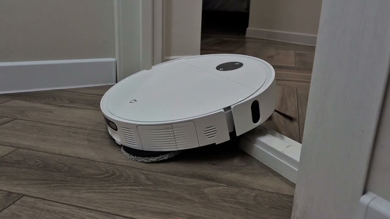 Xiaomi Mijia Robot Vacuum 5 Xiaomi (PV31CN) преодолевает препятствие.
