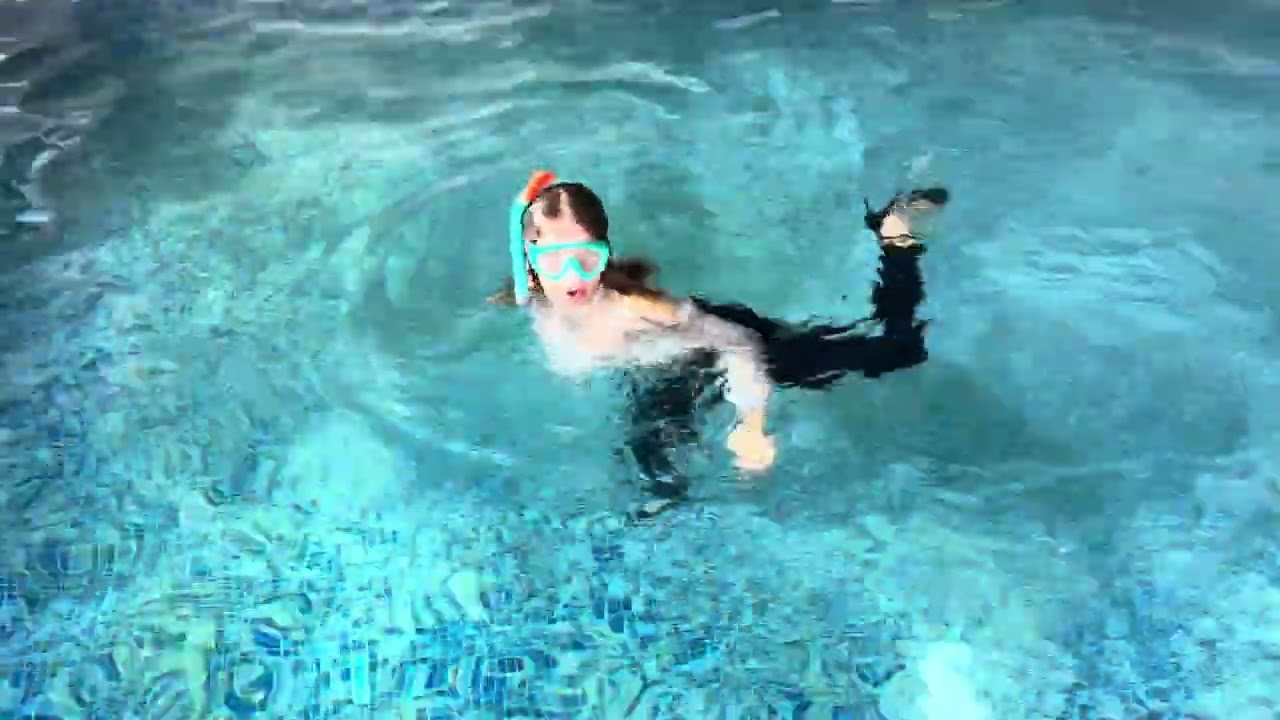 Wetlook in the pool with mask / Miss Viki