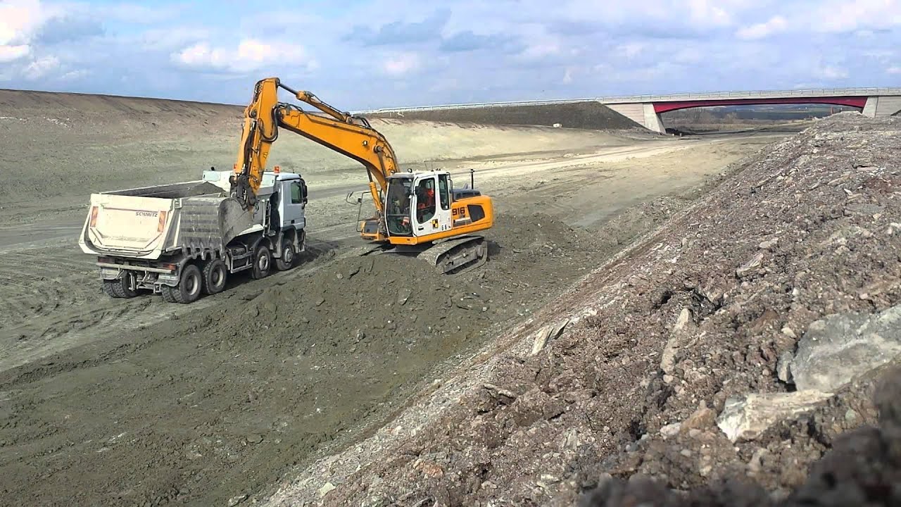 Liebherr R916C loading dump trucks