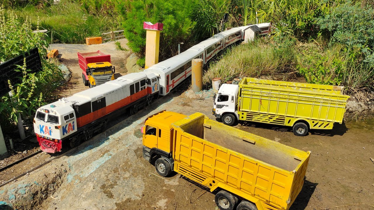Wow...Kereta Api Rc CC206 Melintas Kecepatan Penuh, Mobil Mobilan Truk Rc Tronton Nunggu Lokomotif