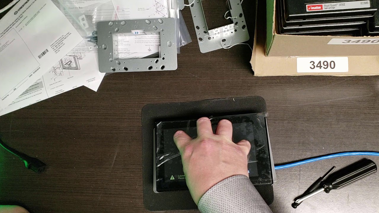 Распаковка, настройка, настройка и монтаж Crestron TSS 7, бронирование комнат — Office 365 Hosted...