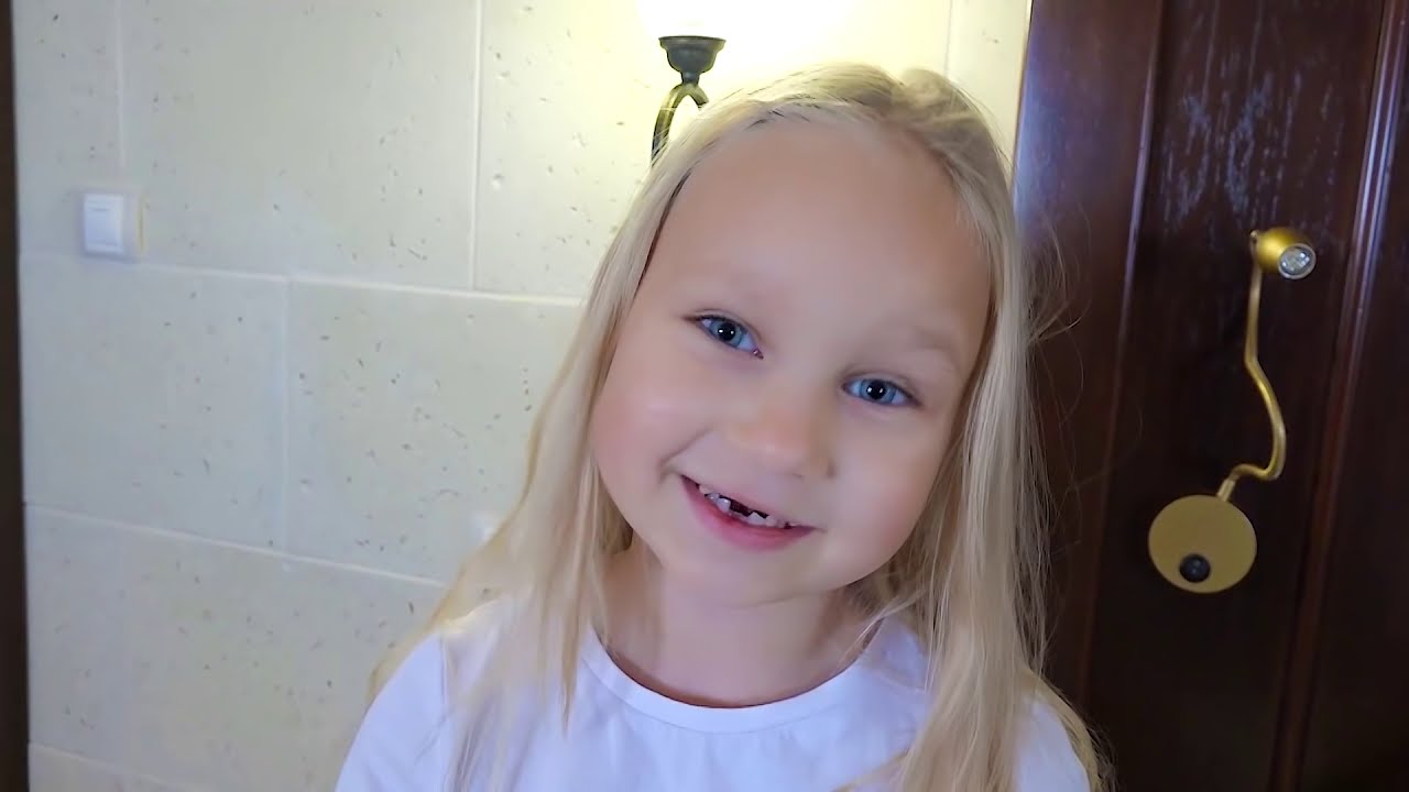 КВЕСТ ищем СЮРПРИЗ в ЗАМКЕ !!! Алиса выполняет задания для детей