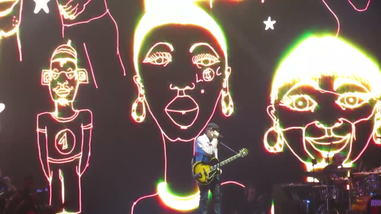 IL SUPER CONCERTO DI LUCA CARBONI E' INIZIATO CON  