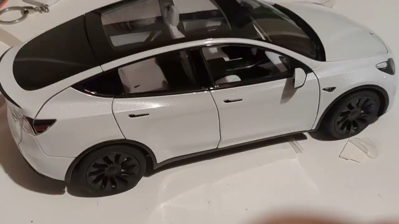1:18 Tesla Model Y 2022 - White (Dealer's Edition)