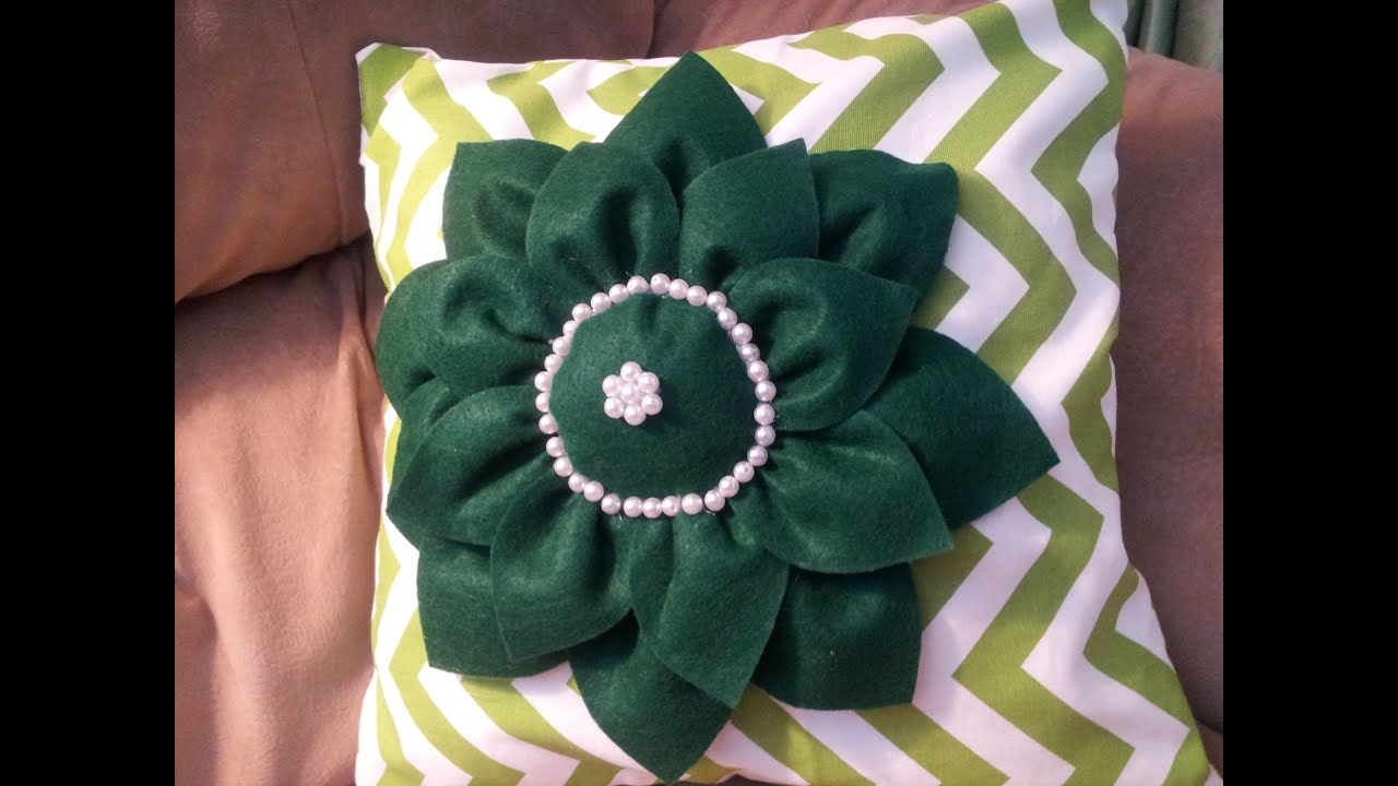 عمل مخدة علي شكل وردة - مخدة مع وردة  باللولي الابيض. - Flower Pillow.