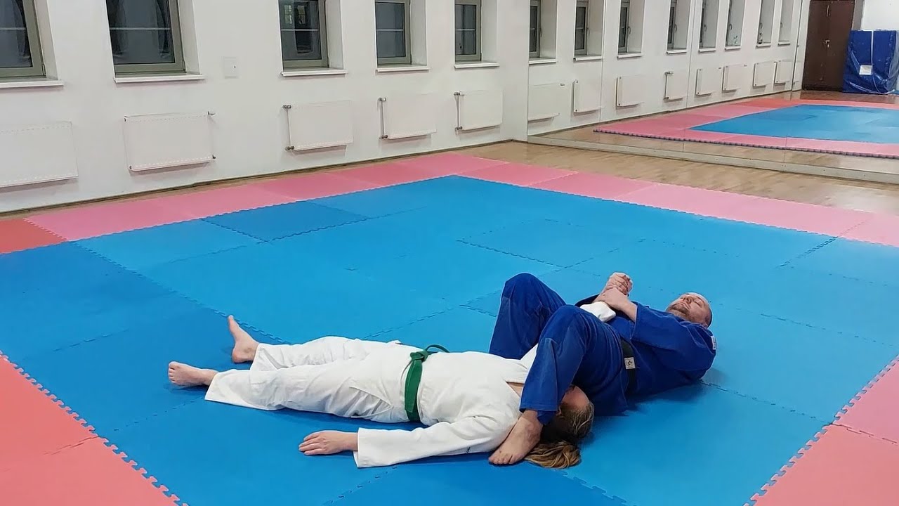 Judo - ude-hishigi-juji-gatame - krzyżowa dźwignia na ramię (Judopedia)