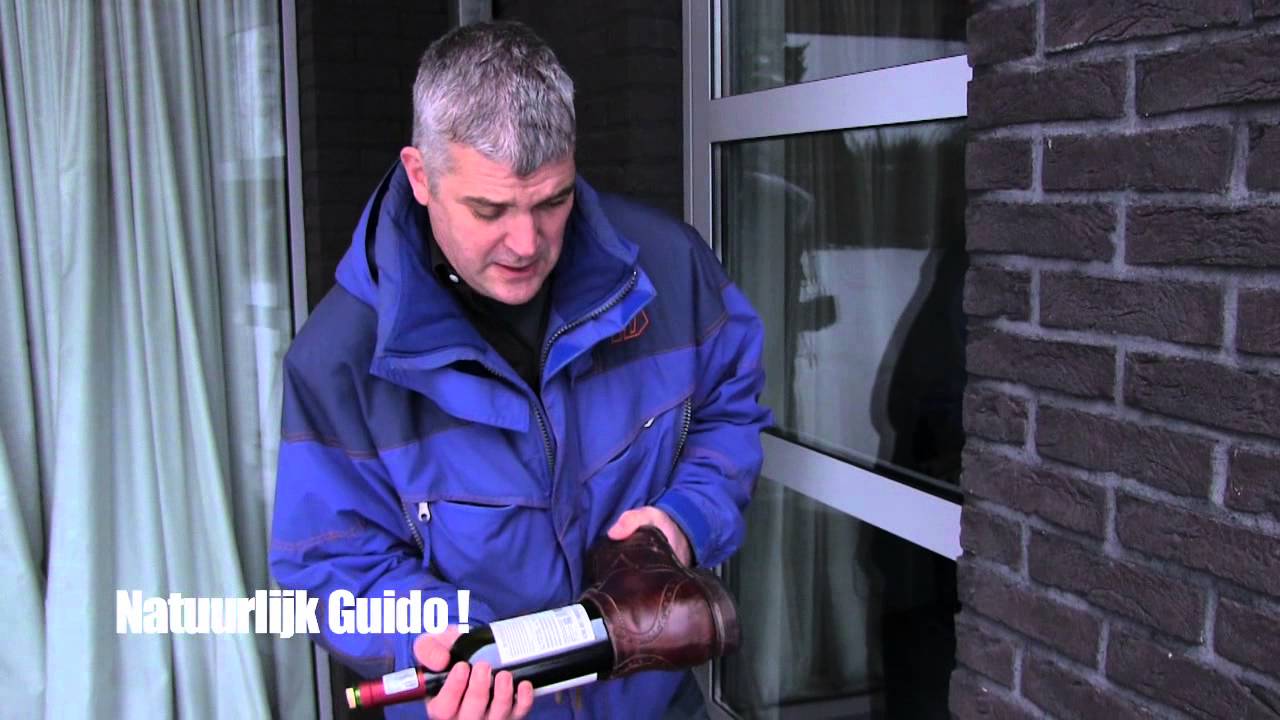 Een fles wijn ontkurken met een schoen?