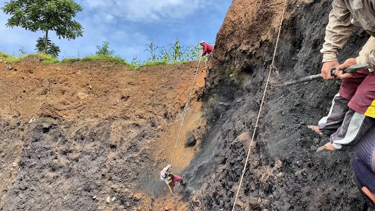 Massive excavation‼️sand harvest on the cliff