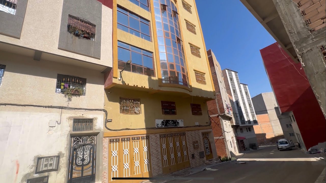 دار للبيع فيهة قعاة الافراح 135   مترو  مشروع راءيع اربعة طوابيق وكراج 0630298833