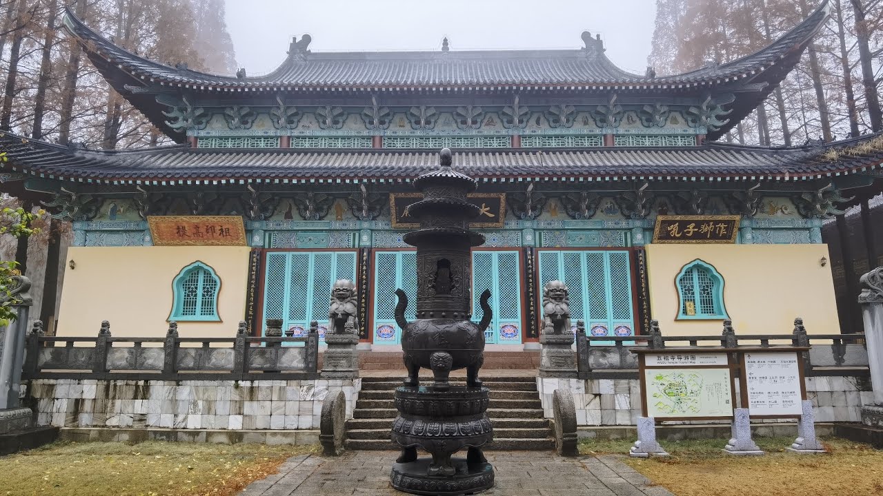 在天下祖庭五祖寺里和僧人们一起吃了个斋，大气都不敢出