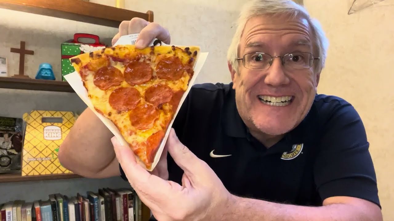Марк пробует пиццу с заправки Casey's!!!