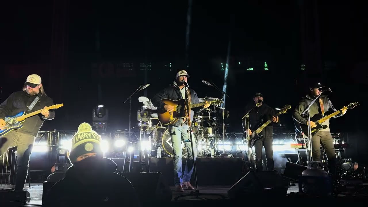Different 'Round Here and intro Riley Green at Fenway Bowl 12/27/2025