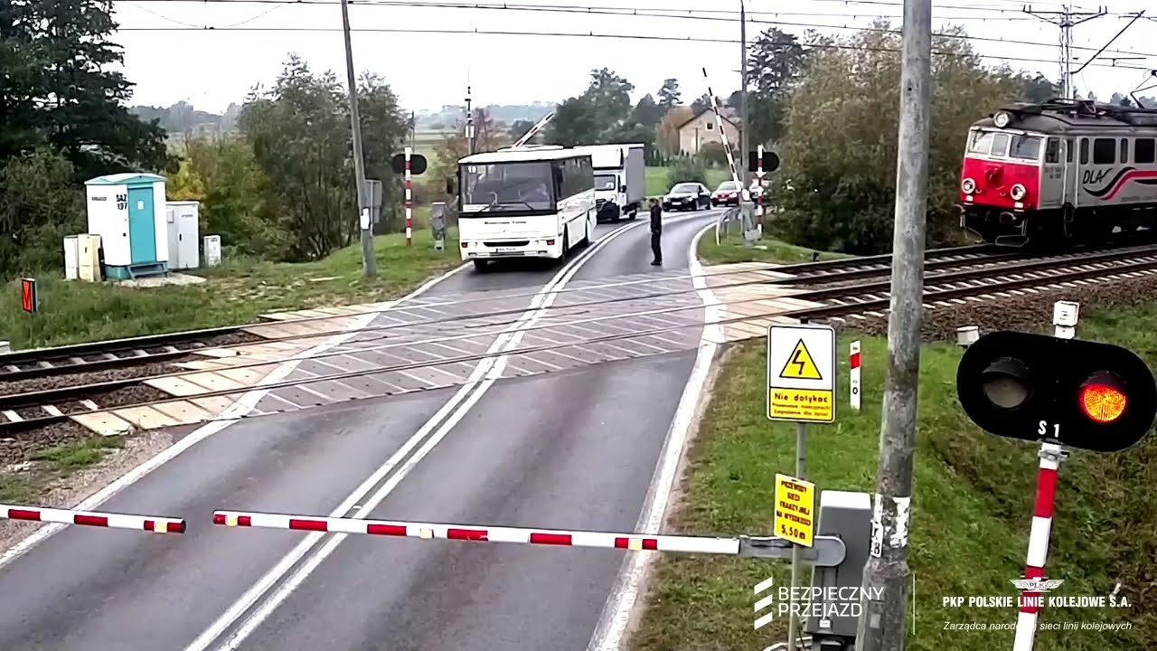 Patrzyków: niebezpieczne zdarzenie na przejeździe kolejowo-drogowym