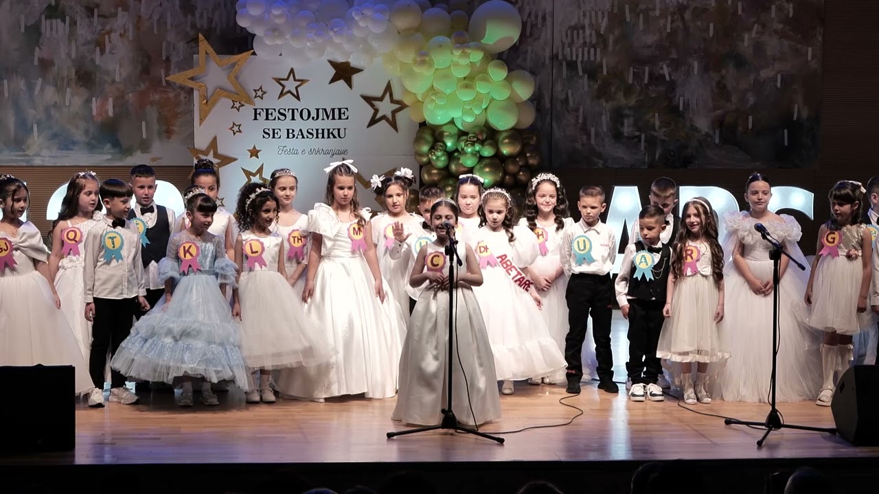 Fëmijët e Klasës 1B festojnë Abetaren – Shkolla 