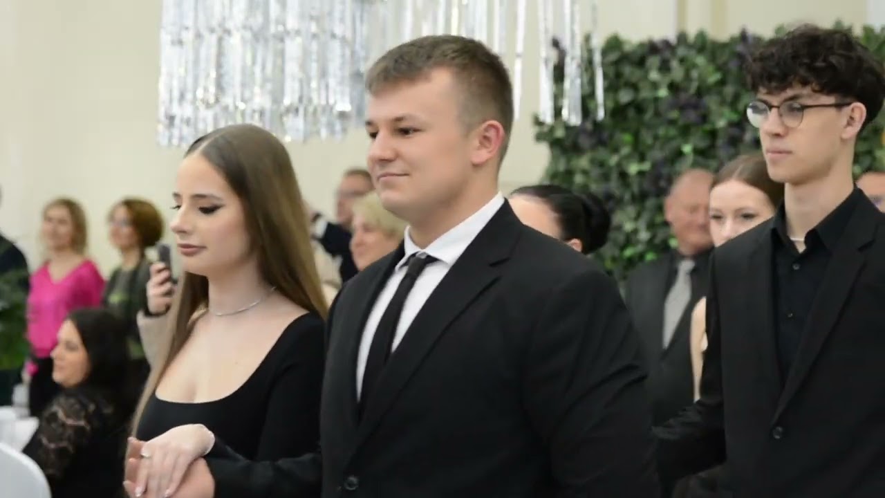 Polonez w sali sportowej I Liceum Ogólnokształcącego w Bolesławcu