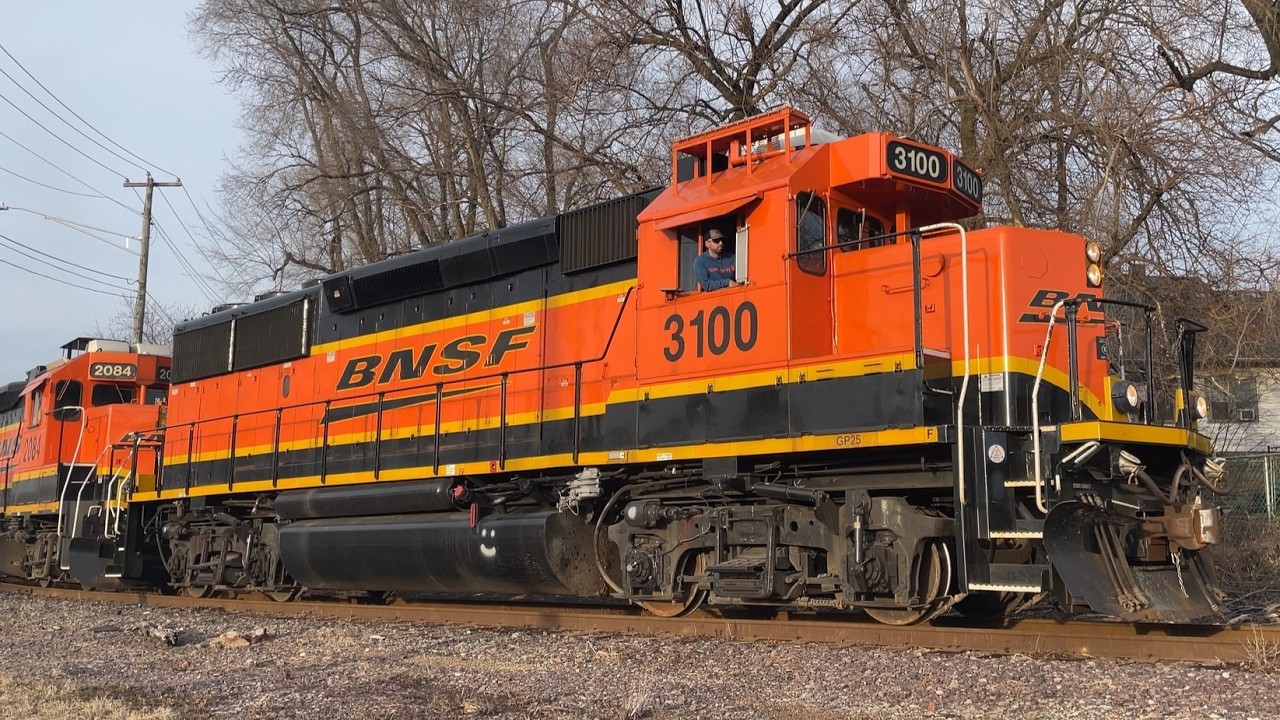 6,800 Horsepower for Two Hoppers on BNSF R-CHI452
