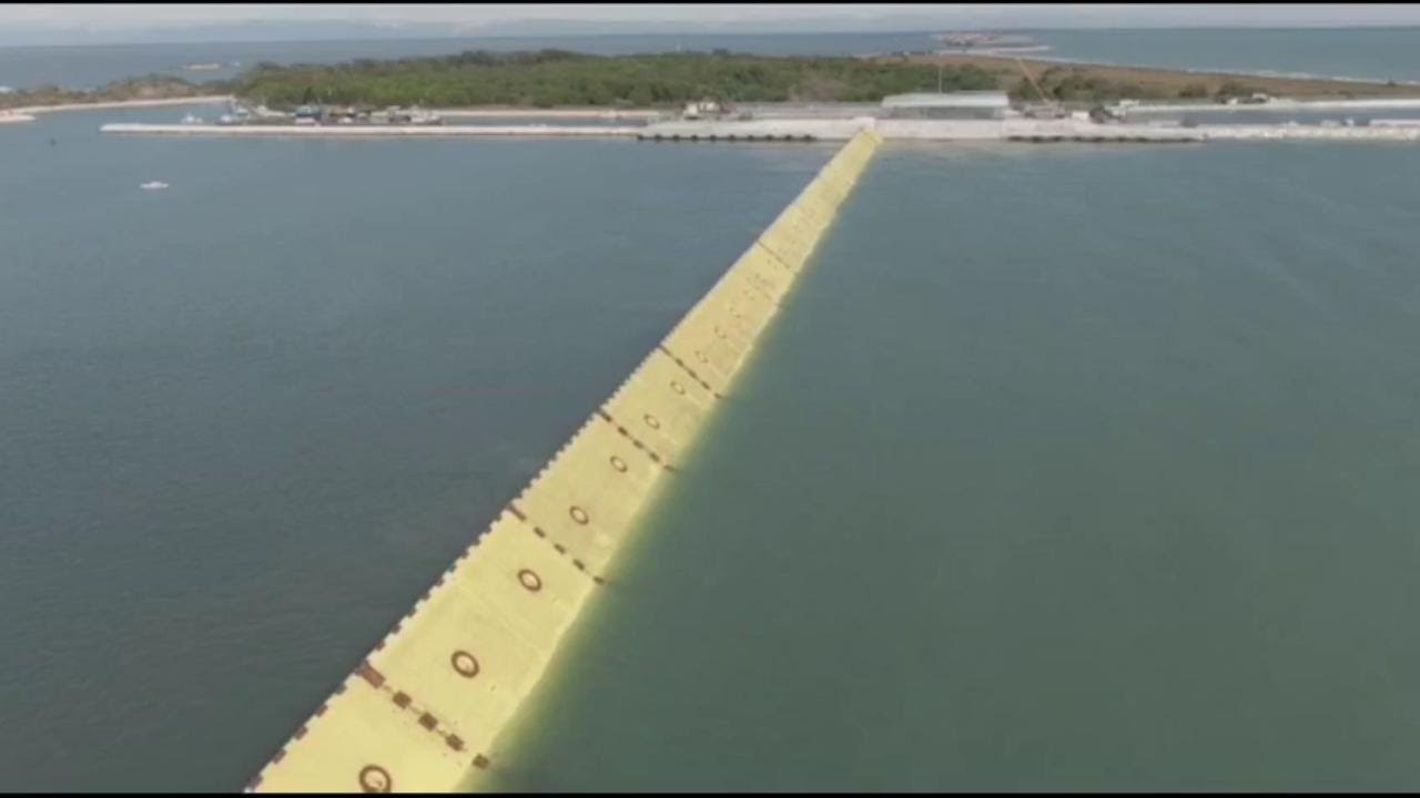 L'alzata del Mose di Chioggia vista dal drone