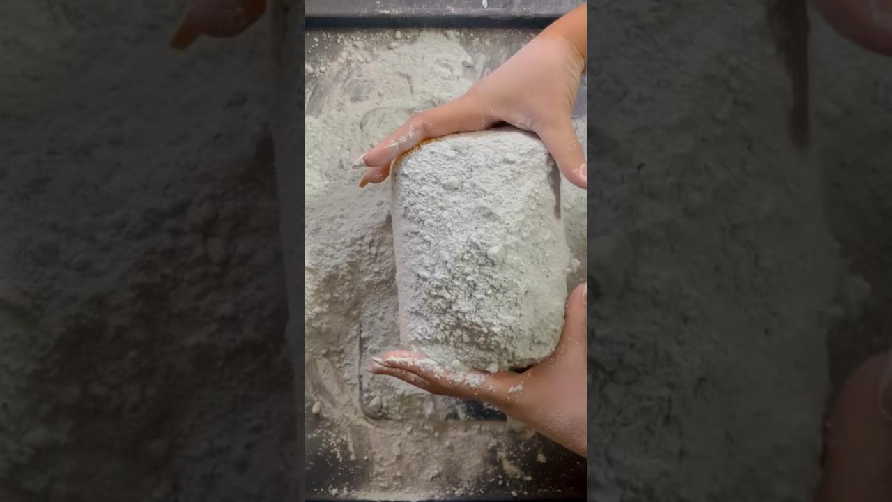 Gym chalk playing sponge 🧽 asmr satisfaying #asmr #oddlysatisfying #asmrsounds #satisfying #crunchy