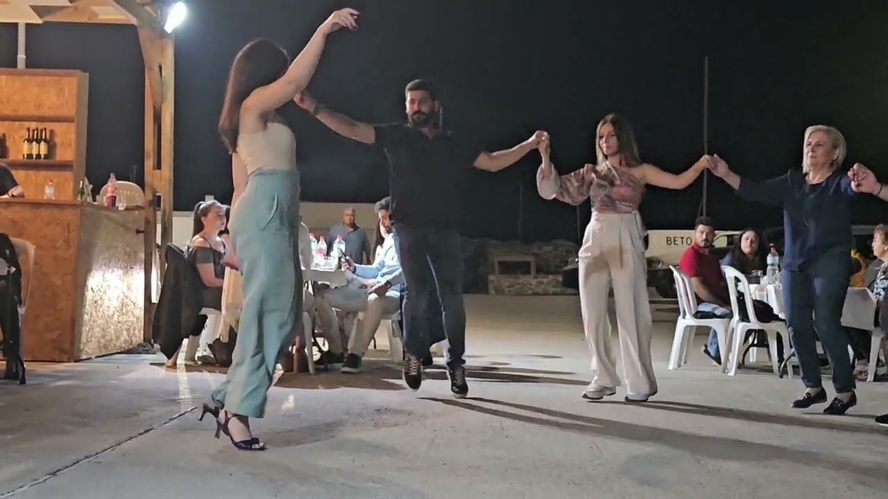 Χορεύει και πατεί στη γη και το καταλαβαίνει πως μερακλήνα κοπελιά ποπάνω της  διαβαίνει