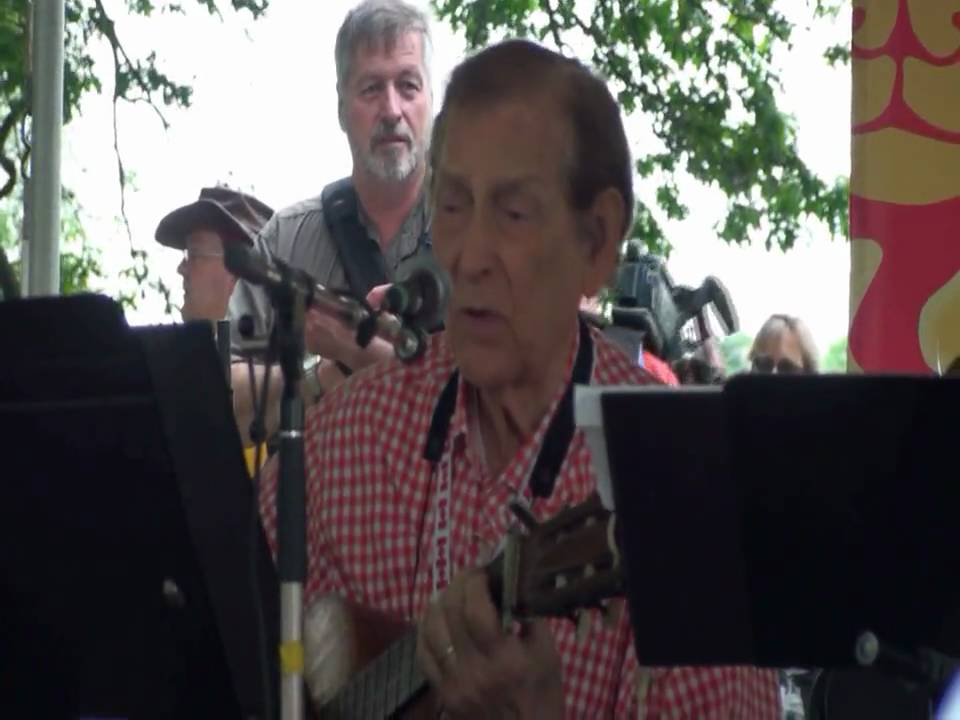 Oscar Brand sings about Vietnam War, Mariposa 2010