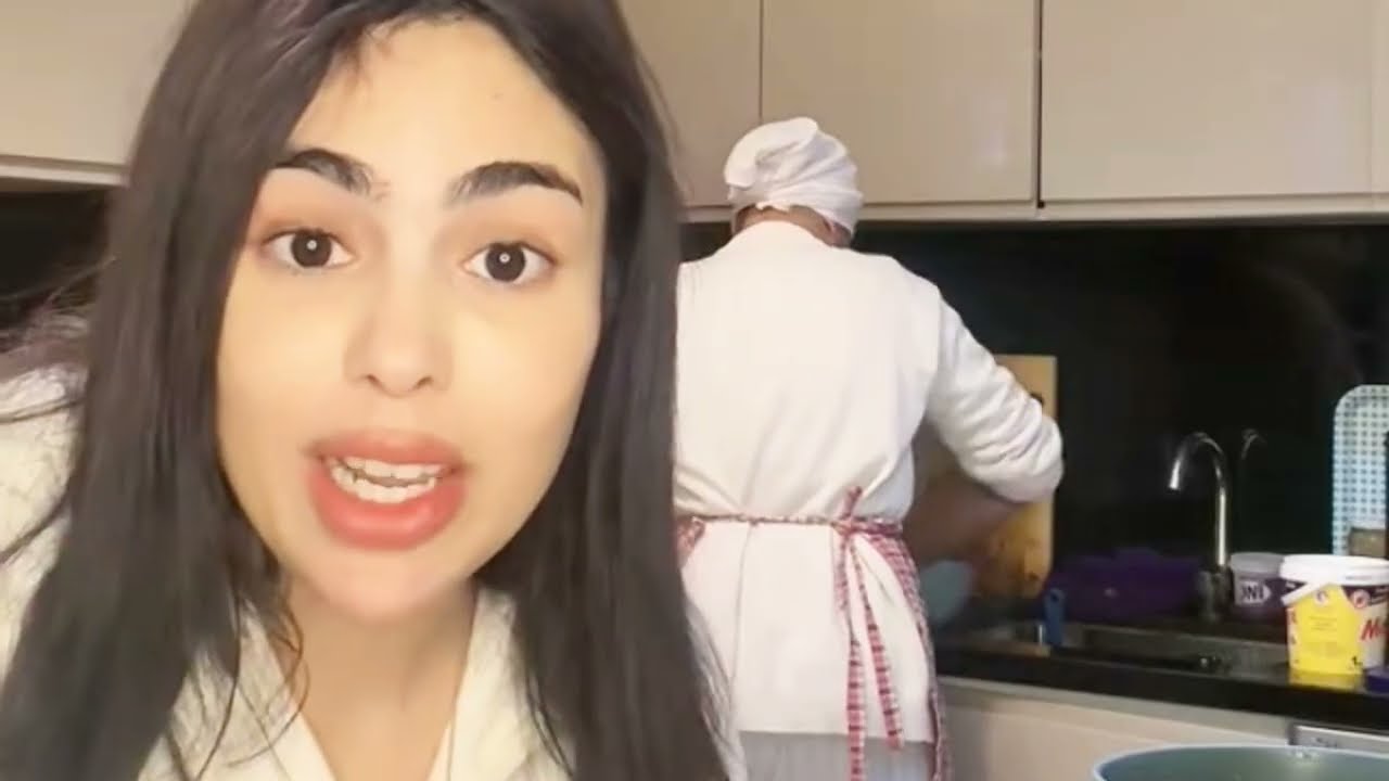 ساره جايين عندها الضياف حتى الاخر ساعه عاد علموها وهي مزروبه بزاف