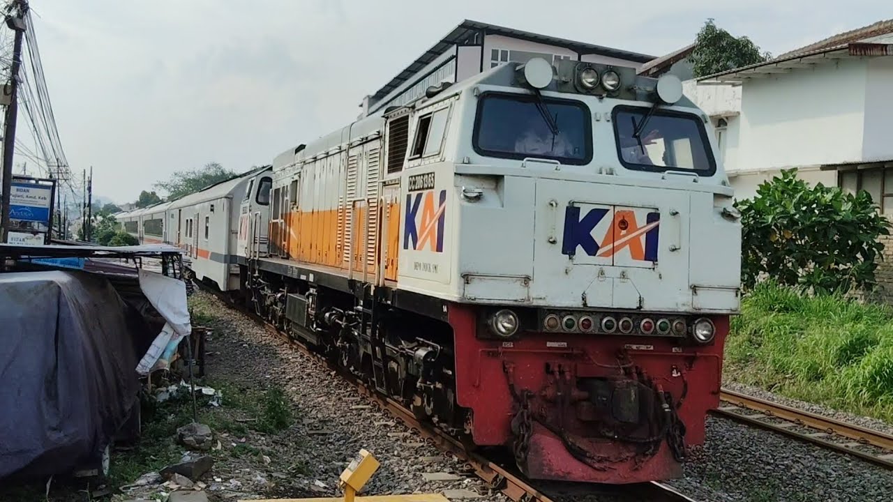 NONTON KERETA API DI PERLINTASAN CIMINDI 