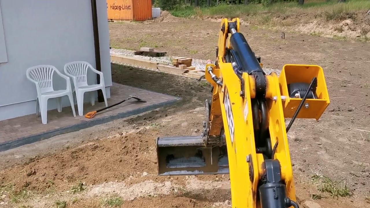 Niwelacja terenu pod trawnik, skarpowanie i rozsypanie czarnoziemu. 😃