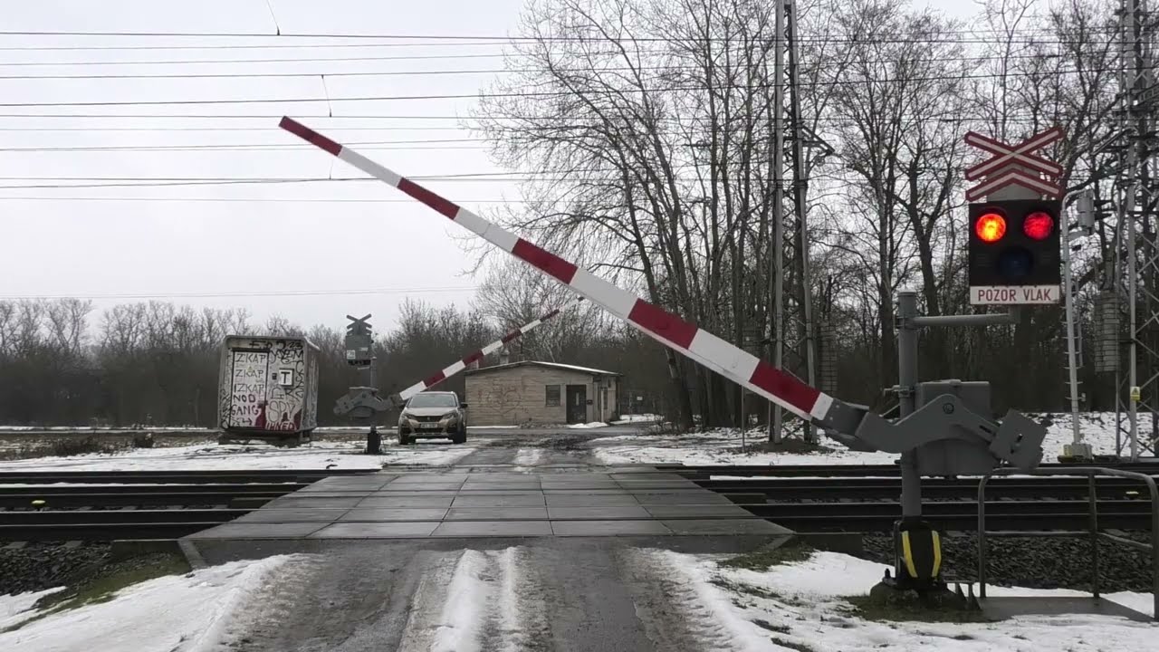 Železniční přejezd Hněvice (P2411) | 17.1.2026 / Czech railroad crossing