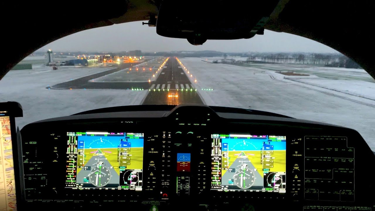 Diamond DA62, Long Landing in the Dusk at Augsburg (EDMA)