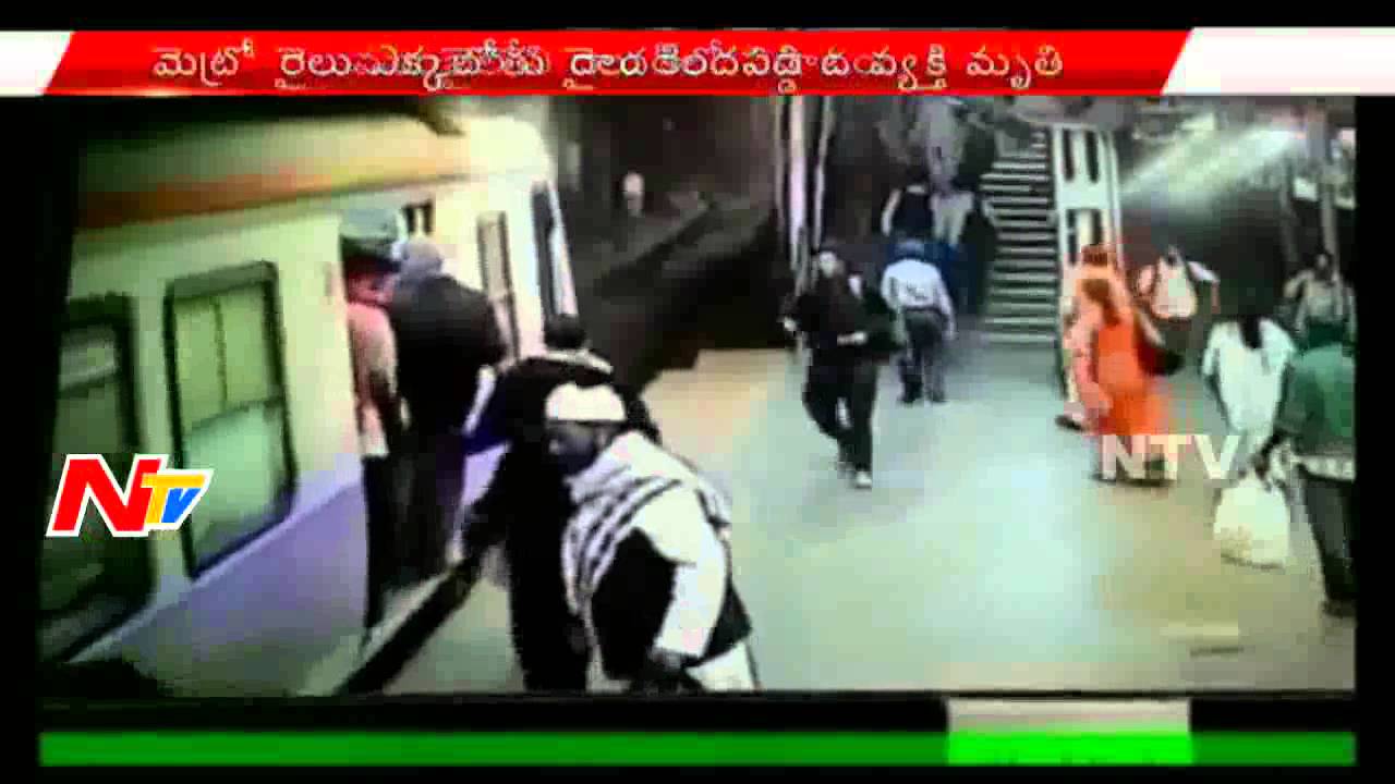 Terrifying Mishap in Mumbai Dadar Railway Station || Footboard travel, a risk not worth taking