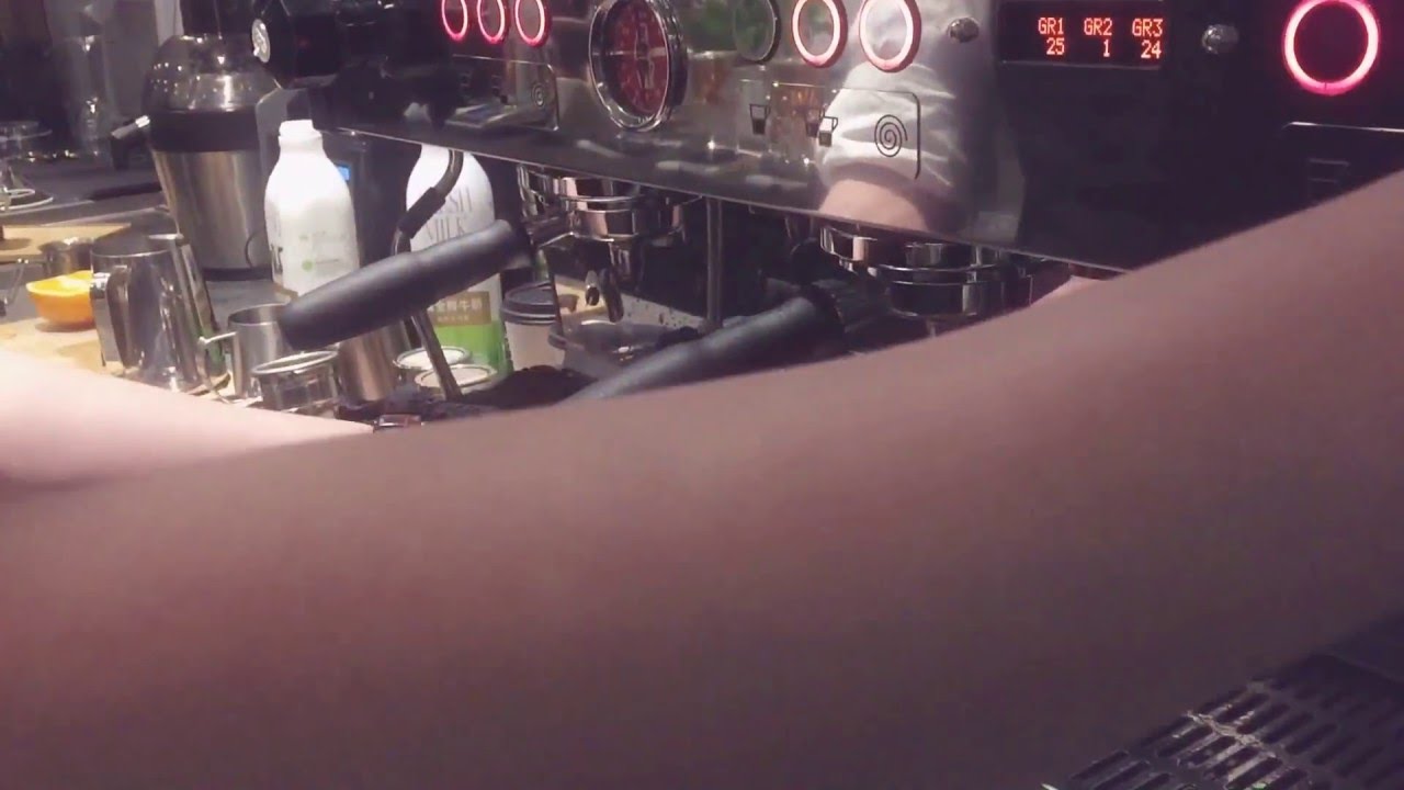 How to Milk frothing made easy by La Marzocco Linea PB.