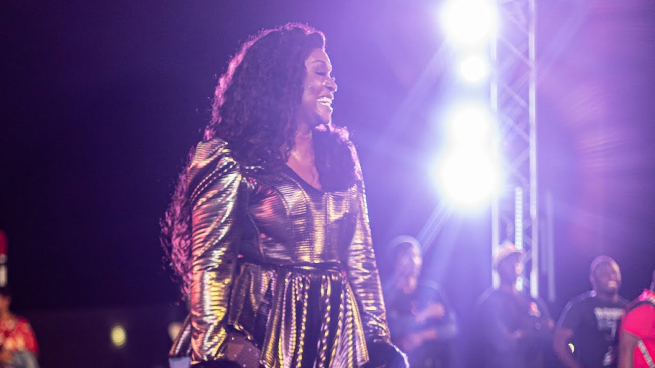 Lizha james Arrasa ao vivo no Show da familia