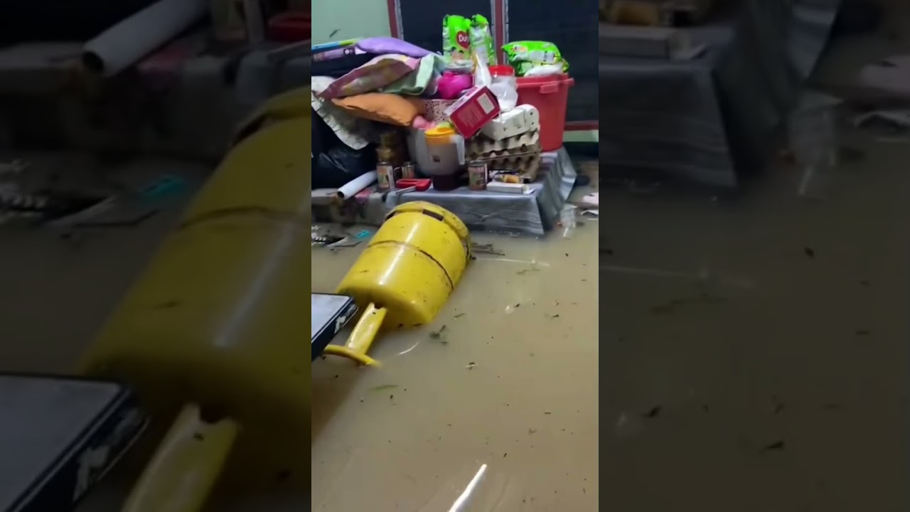 Unbelievable floods Caught on camera #viral #floods #disaster #trending #flood