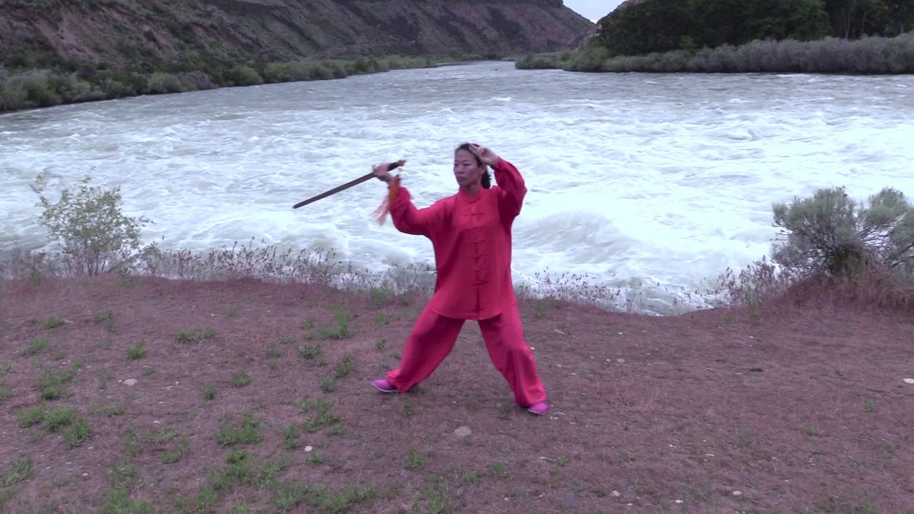 Tai Chi Sword: 32 Form Demonstration with Technique and Health Recommendations (in English)