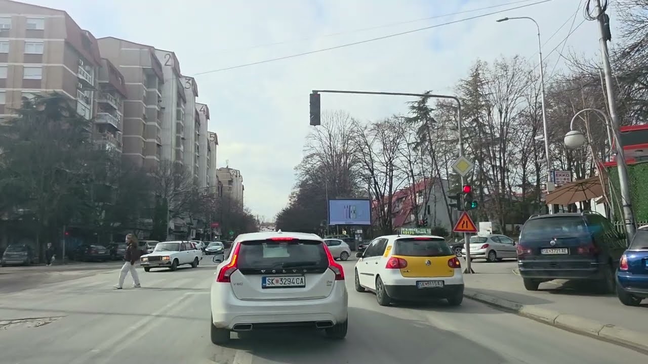 Üsküp Çayır caddelerinde arabayla turluyoruz.