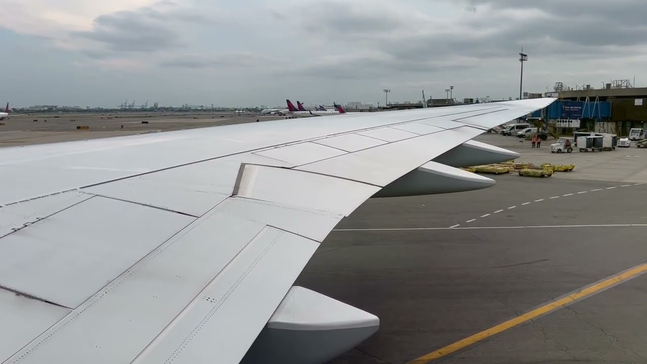 Lufthansa B747-8 TAKEOFF Newark - Frankfurt