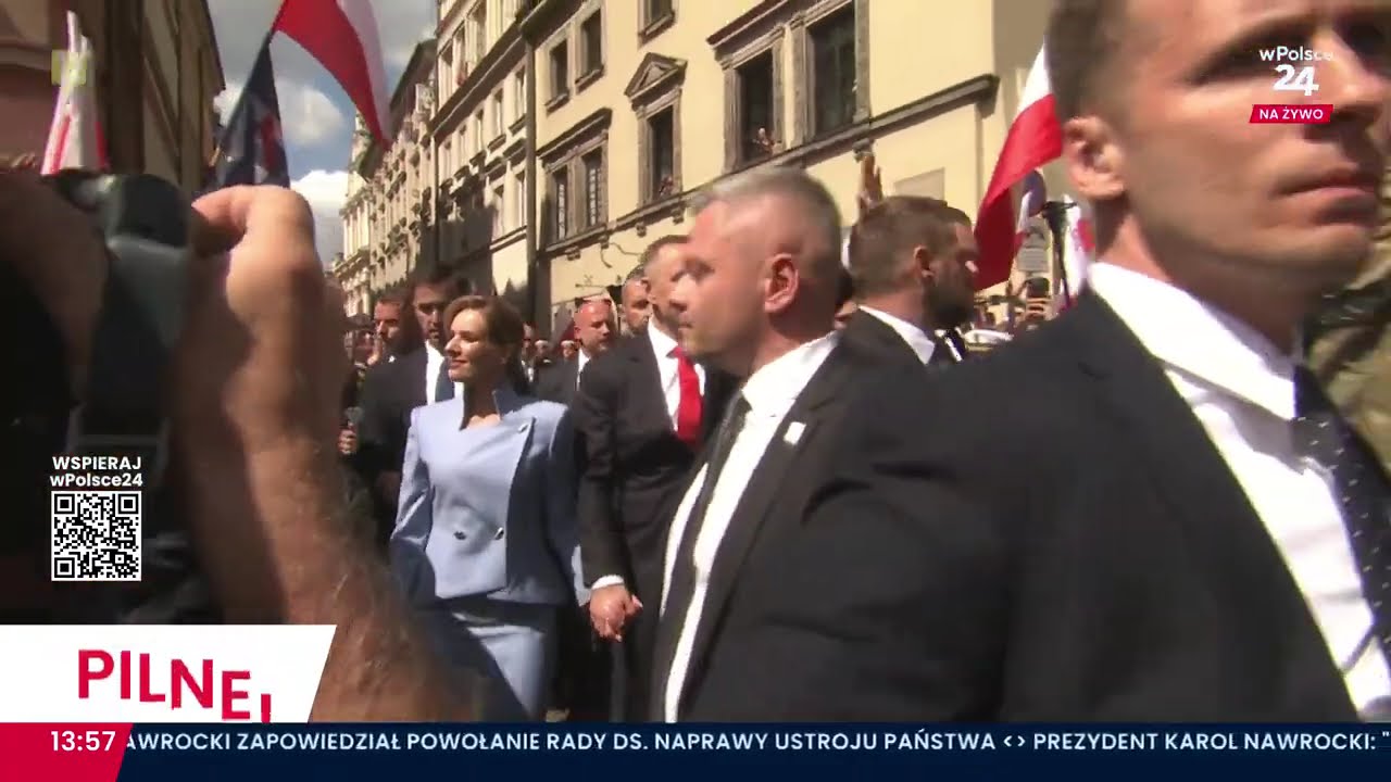 Prezydent w drodze na Zamek Królewski. Karola Nawrockiego witają go tłumy Polaków.