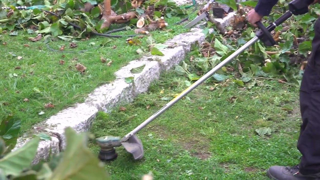 Makita DUR364L cutting grass