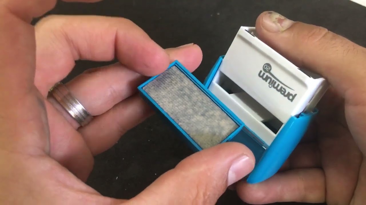 Como colocar tinta de tecido ou a almofada no carimbo automático