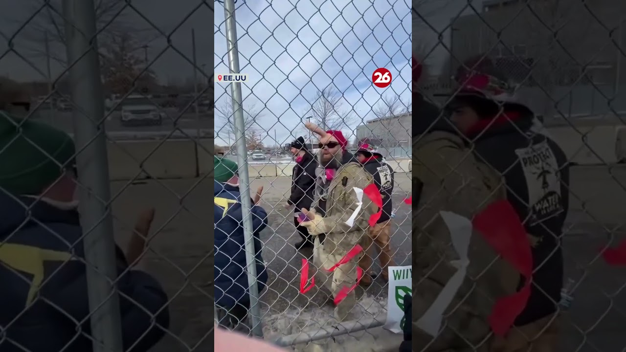 EEUU | 🚨MANIFESTANTES ANTI-ICE de Minnesota lanzan JUGUETES SEXUALES a VEH&Iacute;CULOS FEDERALES