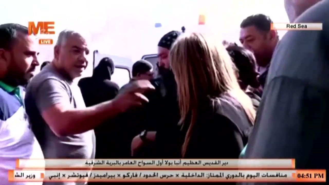 لحظة دفن الراهب المتوحد القمص بيشوي الأنبا بولا، في دير القديس العظيم أنبا بولا بالبحر الأحمر.