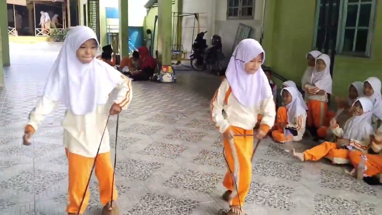 Permainan Tradisional EnggrangKelas II A MIS Hikmatul Salridho
