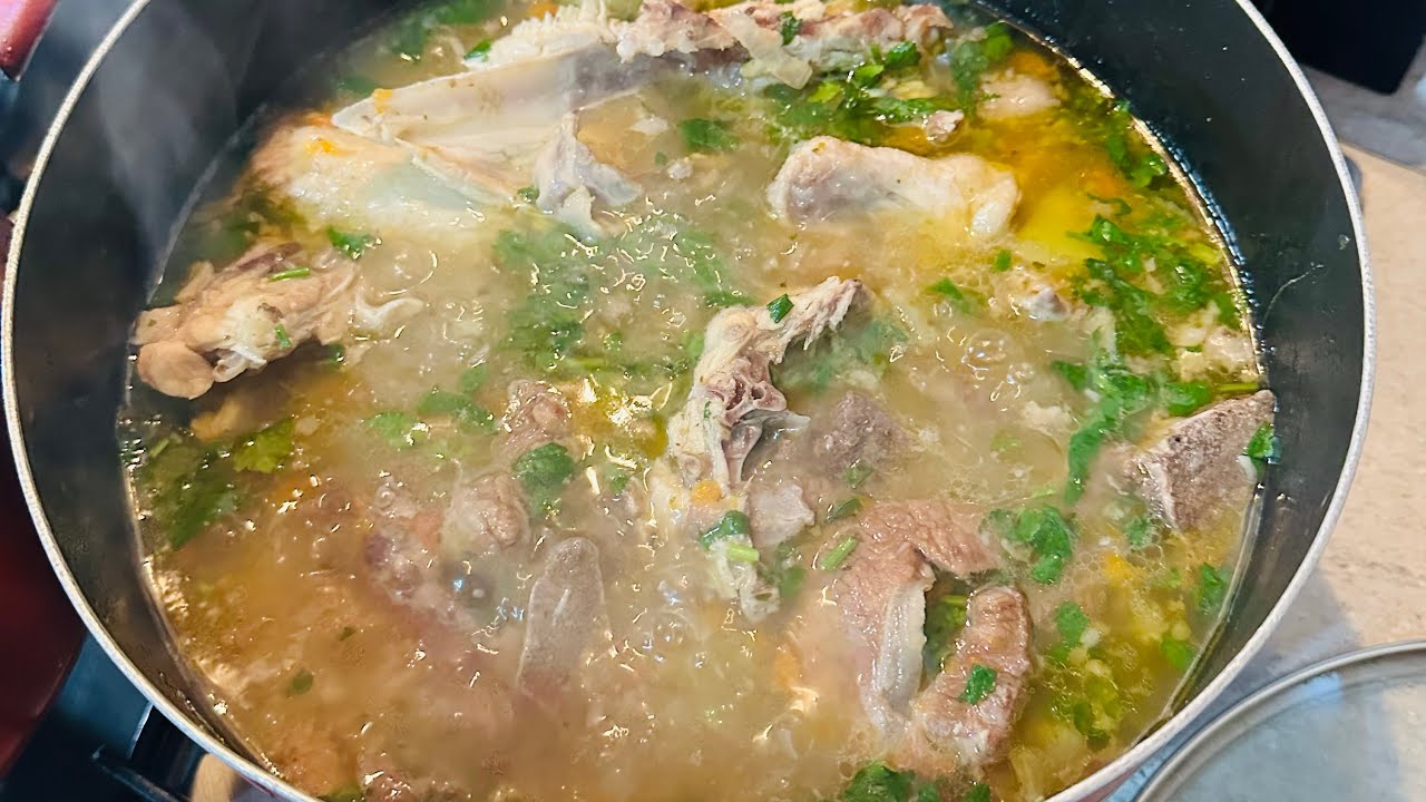 Sopa casera con hueso carnudo de cerdo y pollo | Reconfortante y llena de sabor