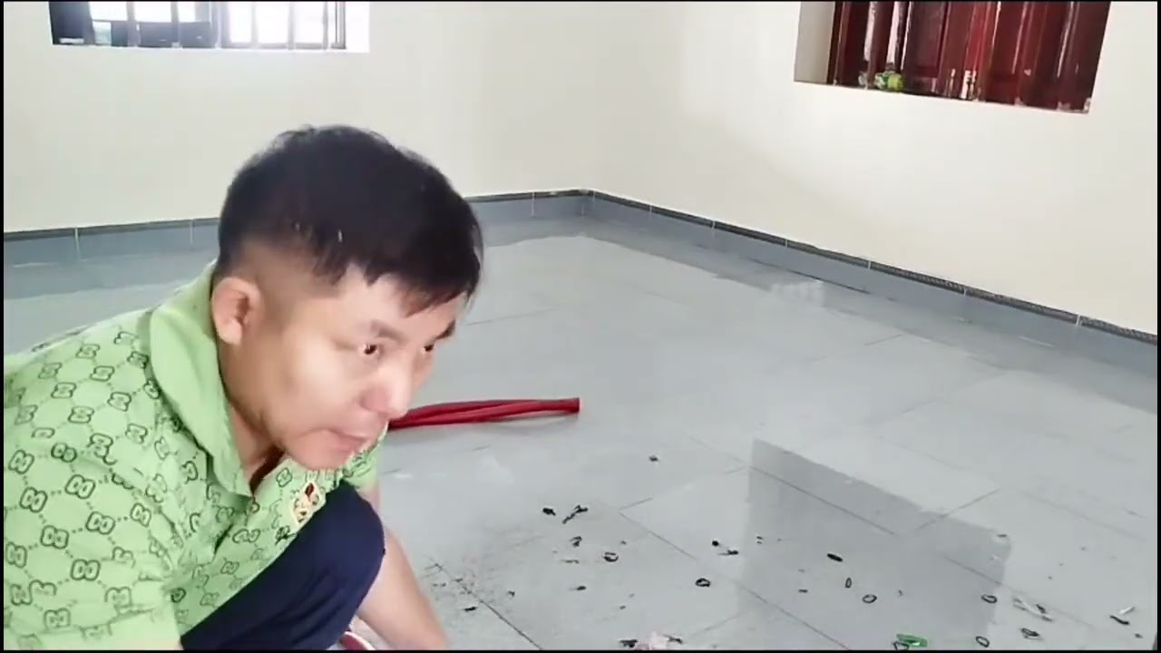 Two volunteers cleaned up a 50-year-old abandoned house.2 người hồi sinh ngôi nhà 30 tuổi bỏ quên 