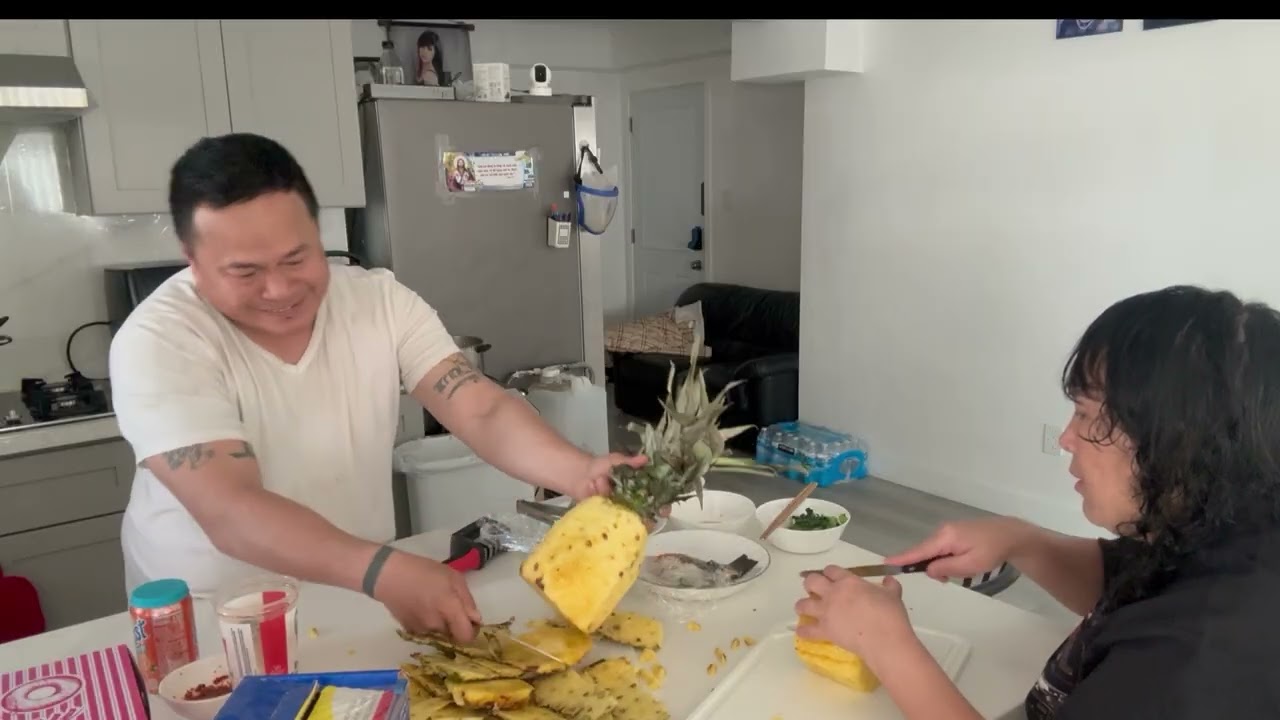 Nhà có 3 người, hôm nay 3 người xum họp