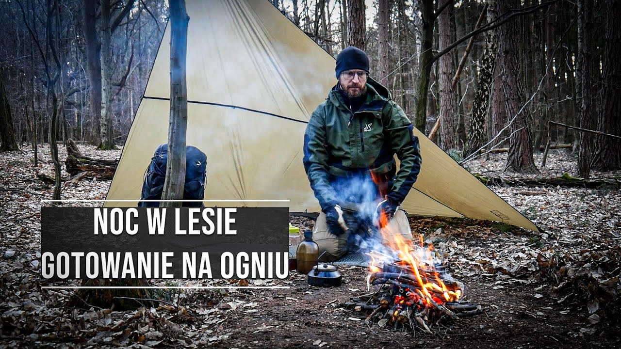 Noc pod tarpem i pizza z ogniska
