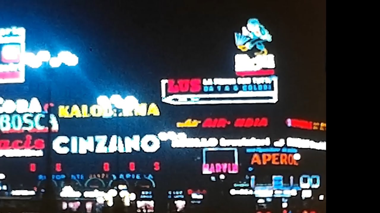 Milano 1964 Insegne luminose in Piazza Duomo